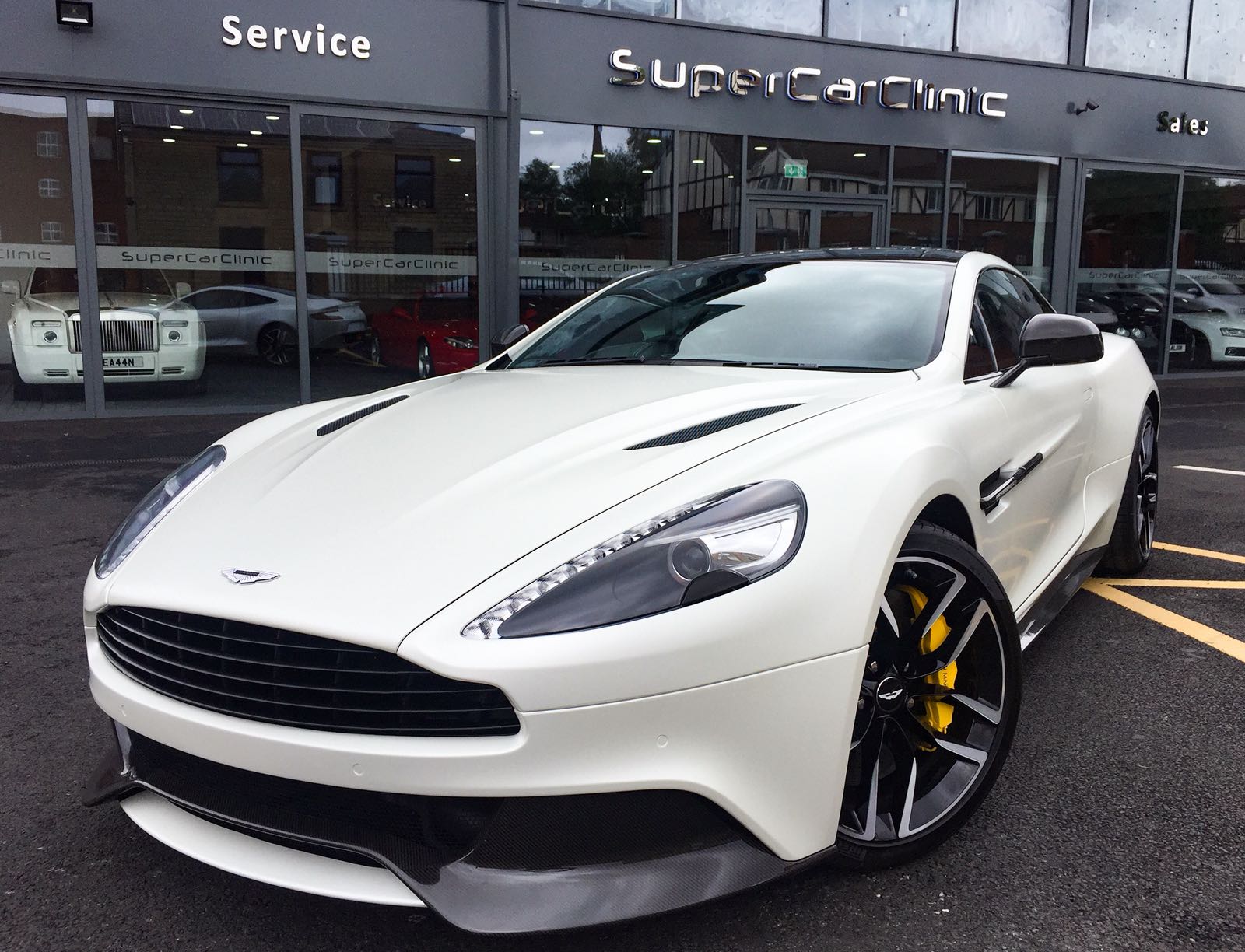 Aston Martin V12 Vanquish Wrapped in Satin Pearl 